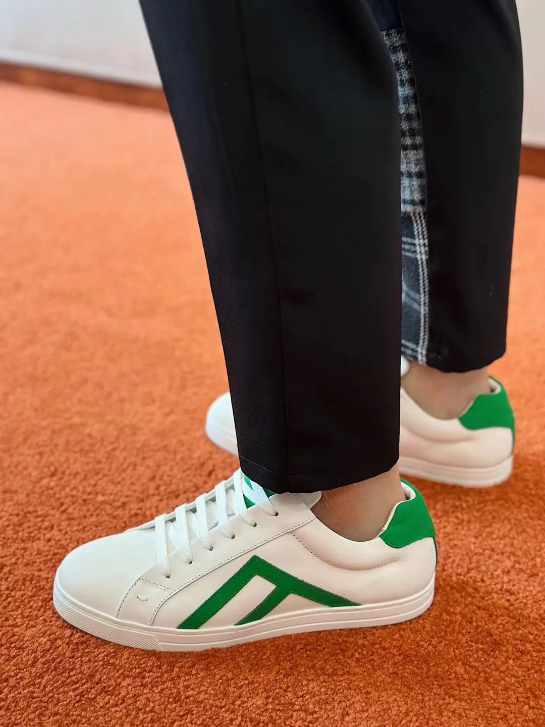 Factory price: 380💰 Fendi men's sports shoes - top version. In the corner, there is no limit to expression, highlighting the FF element cowhide to highlight personality, walking well! The shoe mouth is embossed with brand letters with a cowhide label. Cowhide upper + cowhide stitching mesh lining + T men's men's shoes 💰U outsole Size: 38-44, (customized at 45)